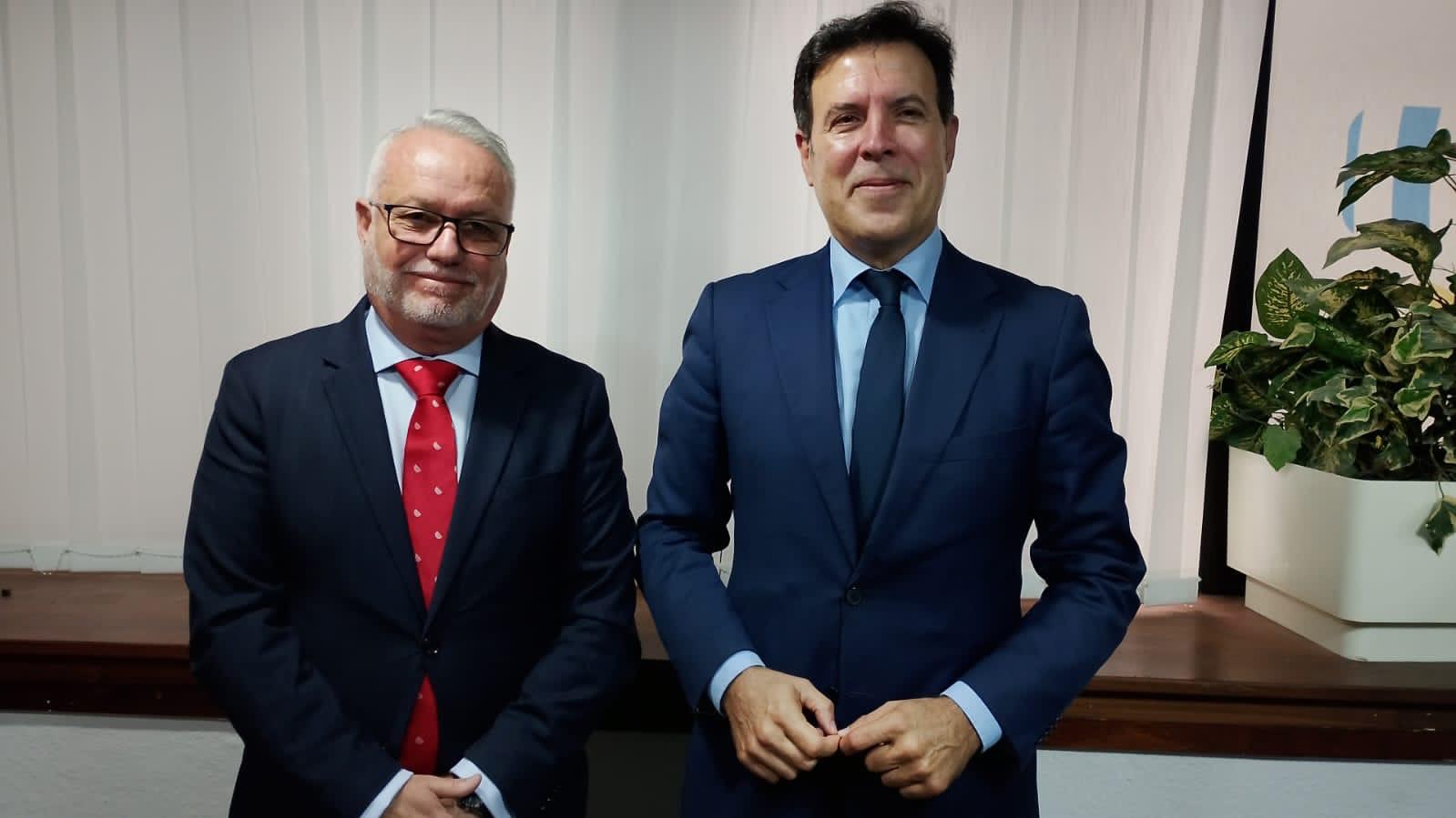 Juan Lorenzo Martín y Alexis Oliva en los estudios de El Espejo Canario