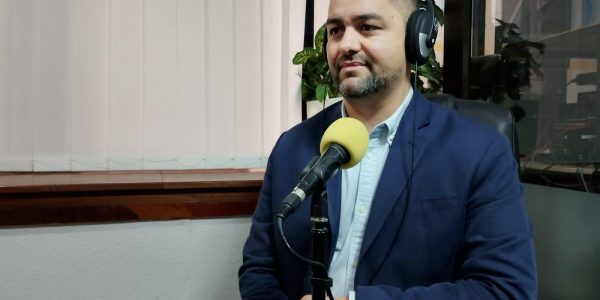 Samuel Cruz en los estudios de El Espejo Canario