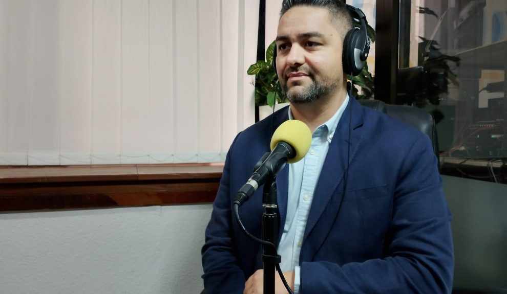 Samuel Cruz en los estudios de El Espejo Canario