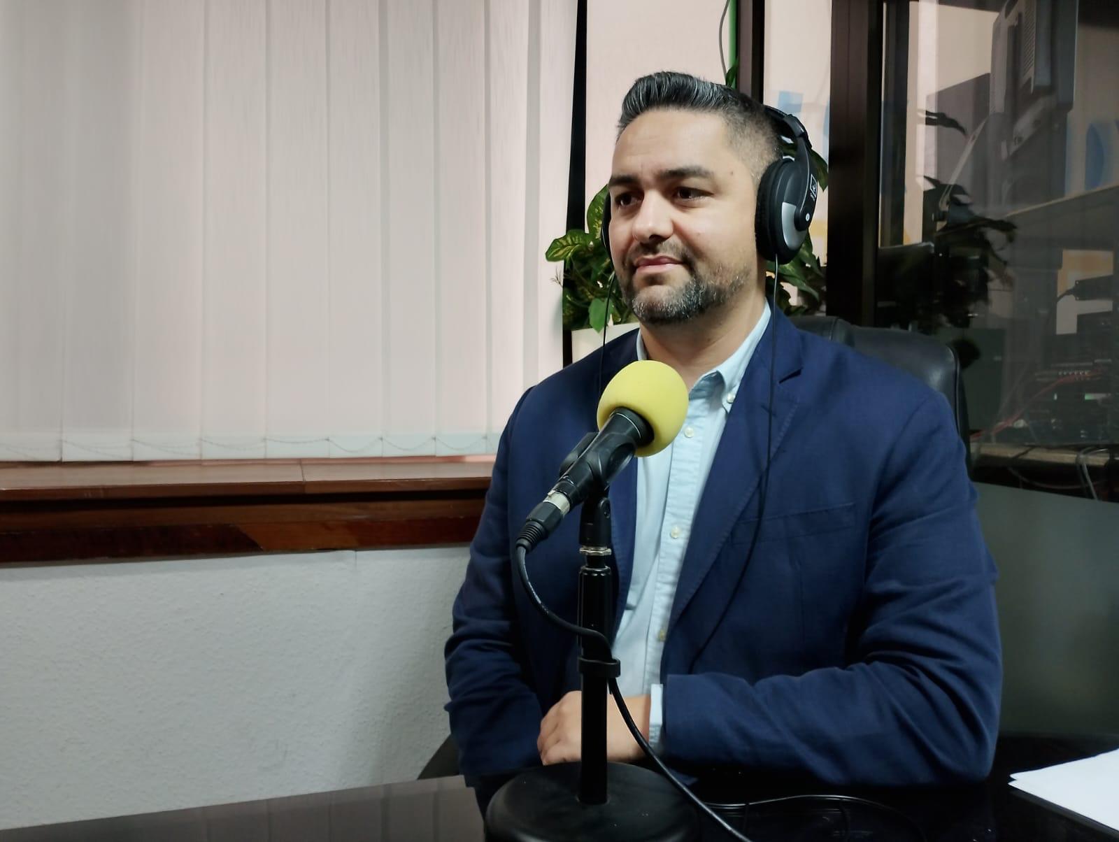 Samuel Cruz en los estudios de El Espejo Canario