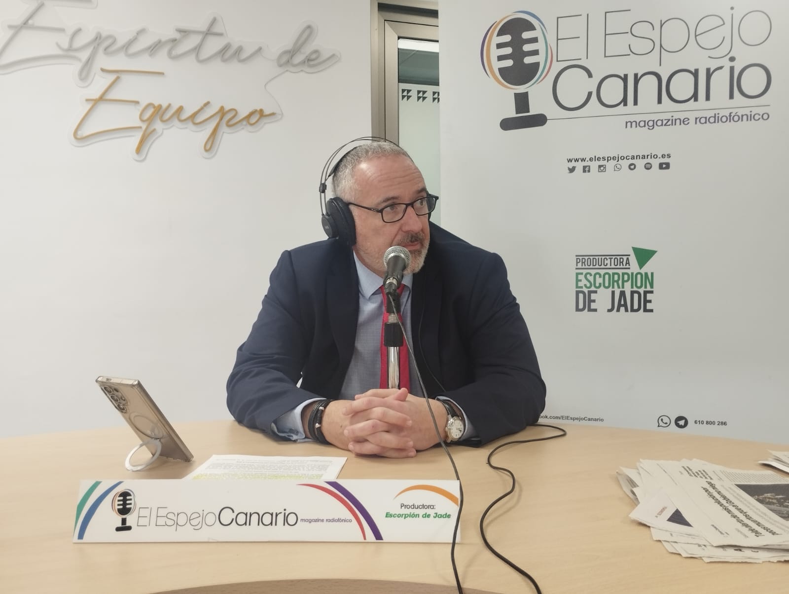 Sebastián Sansó en el set de El Espejo Canario en Hospitales Universitarios San Roque