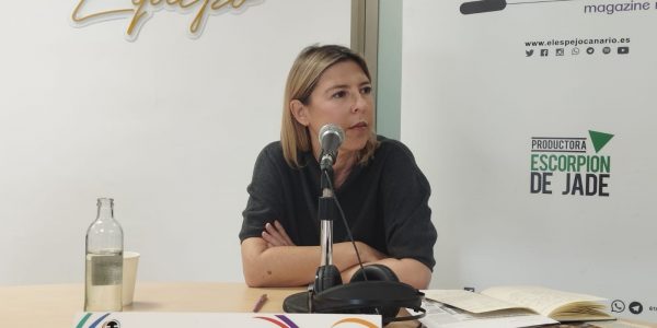 Elena Vigil en el set de El Espejo Canario en Hospitales Universitarios San Roque