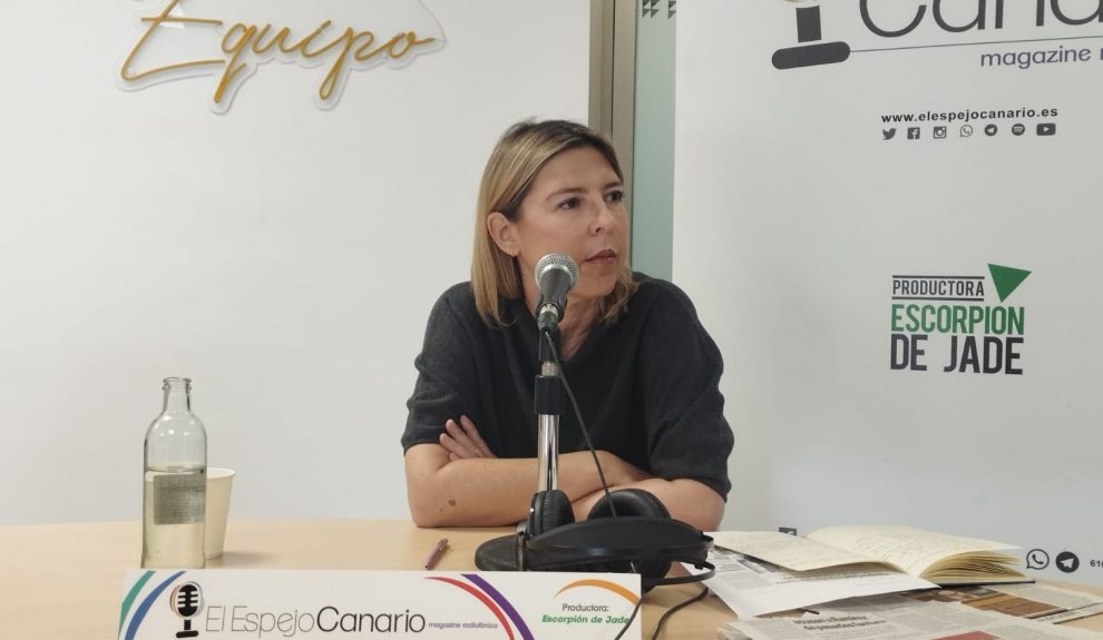 Elena Vigil en el set de El Espejo Canario en Hospitales Universitarios San Roque