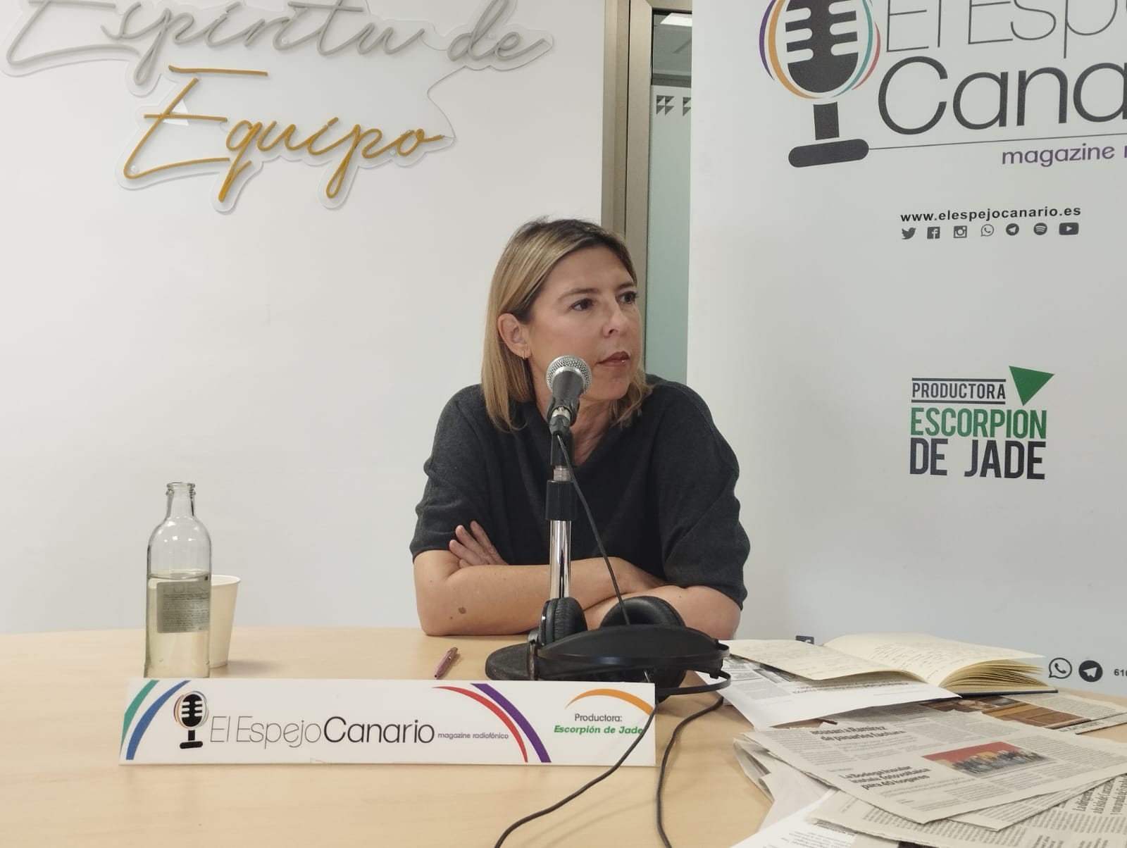 Elena Vigil en el set de El Espejo Canario en Hospitales Universitarios San Roque