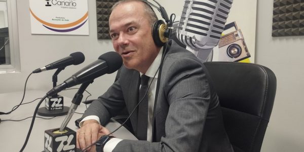 Augusto Hidalgo en los estudios de El Espejo Canario