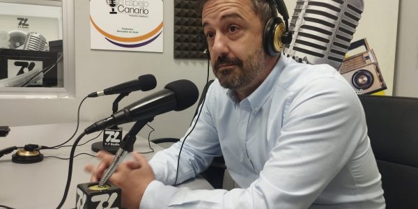 Juan Antonio Peña en los estudios de El Espejo Canario