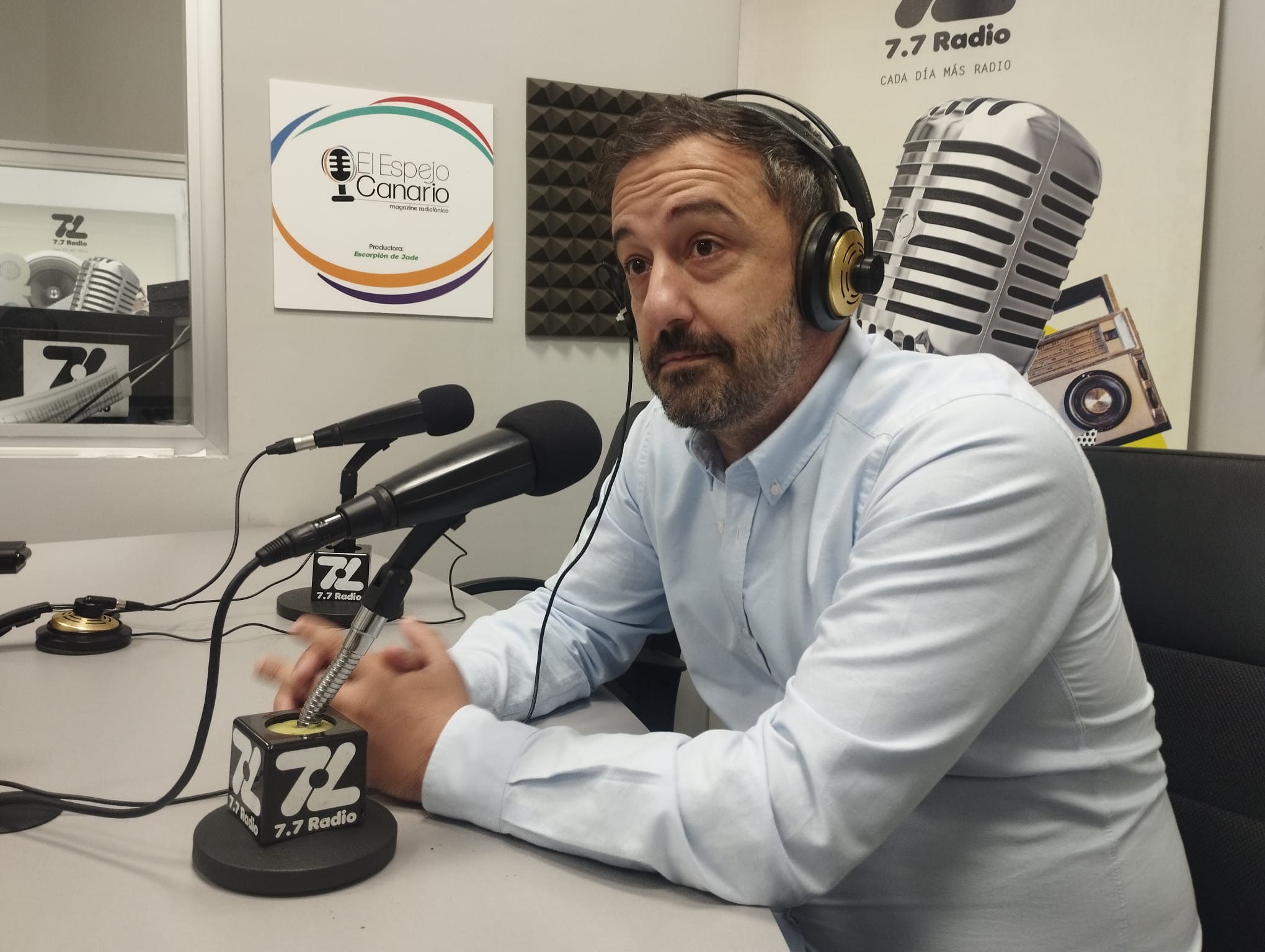 Juan Antonio Peña en los estudios de El Espejo Canario