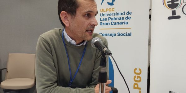 Sebastián López en el set de El Espejo Canario en el Rectorado de la ULPGC