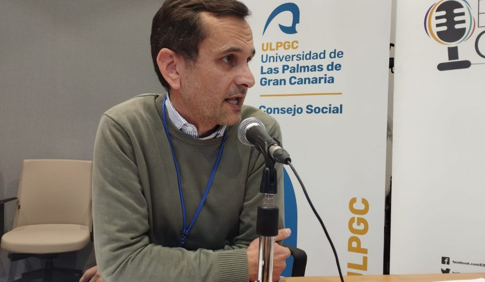 Sebastián López en el set de El Espejo Canario en el Rectorado de la ULPGC