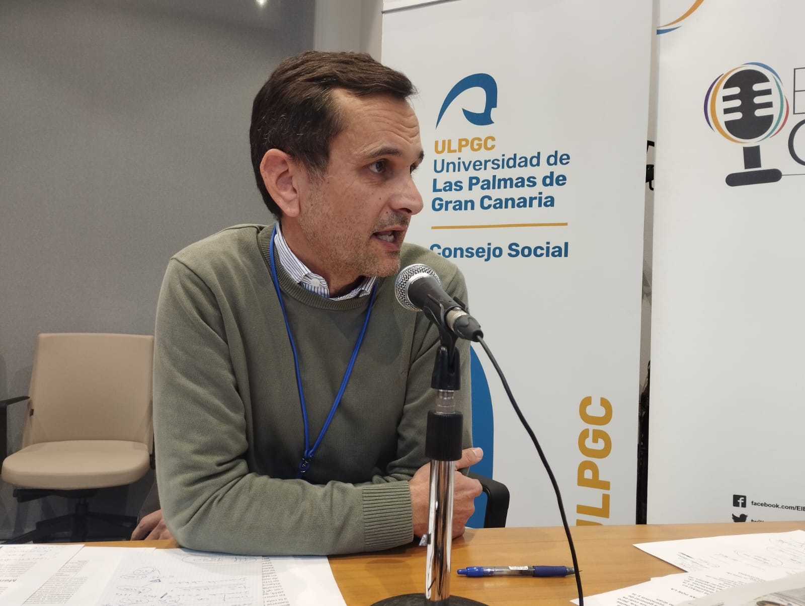 Sebastián López en el set de El Espejo Canario en el Rectorado de la ULPGC