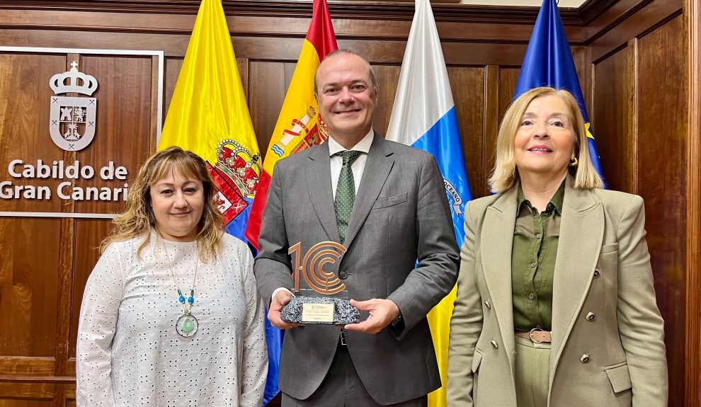 Lourdes Armas (derecha) junto al consejero Augusto Hidalgo | Foto: Cabildo de Gran Canaria
