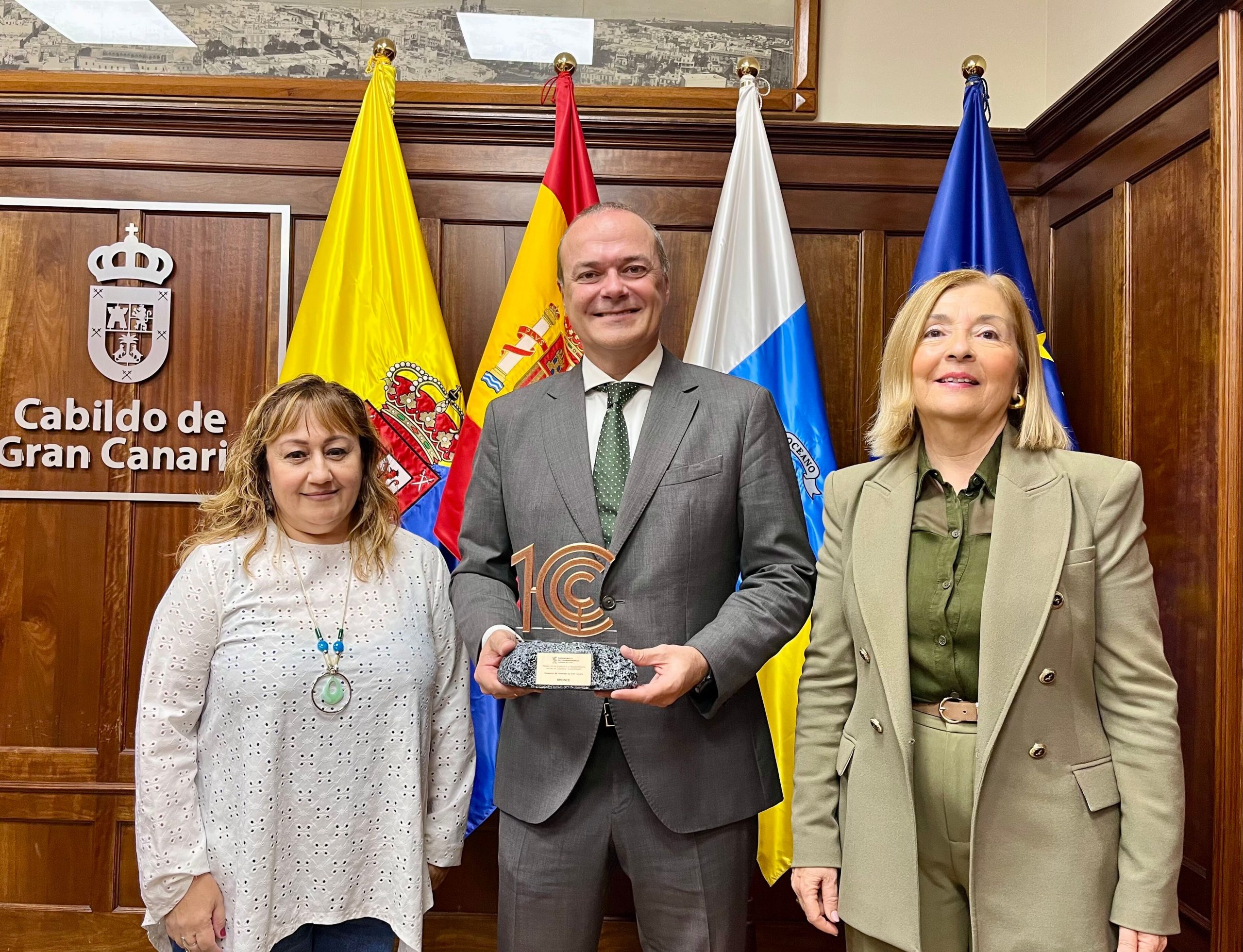Lourdes Armas (derecha) junto al consejero Augusto Hidalgo | Foto: Cabildo de Gran Canaria
