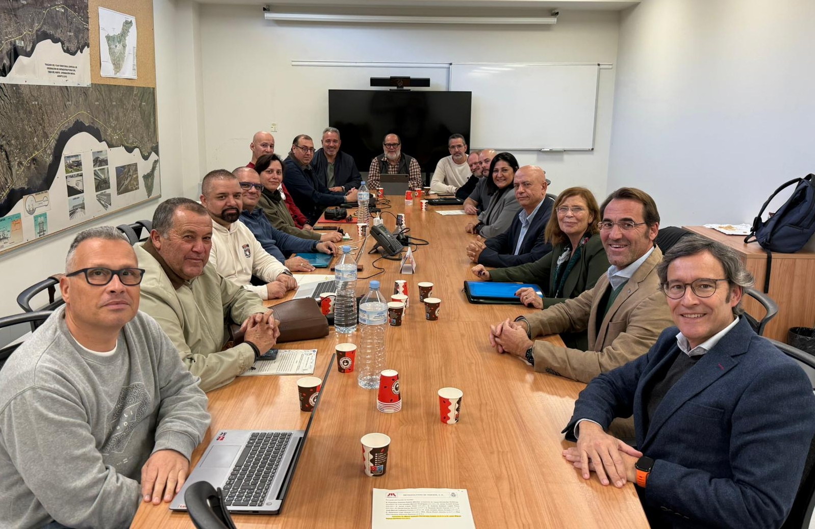 Acuerdo para el levantamiento de la huelga en Metrotenerife | Foto: Metropolitano