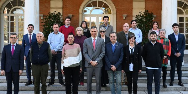 El presidente del Gobierno, Pedro Sánchez, junto a los representantes de asociaciones de víctimas de abusos sexuales en el ámbito de la Iglesia Católica | Foto: Moncloa - Borja Puig de la Bellacasa.