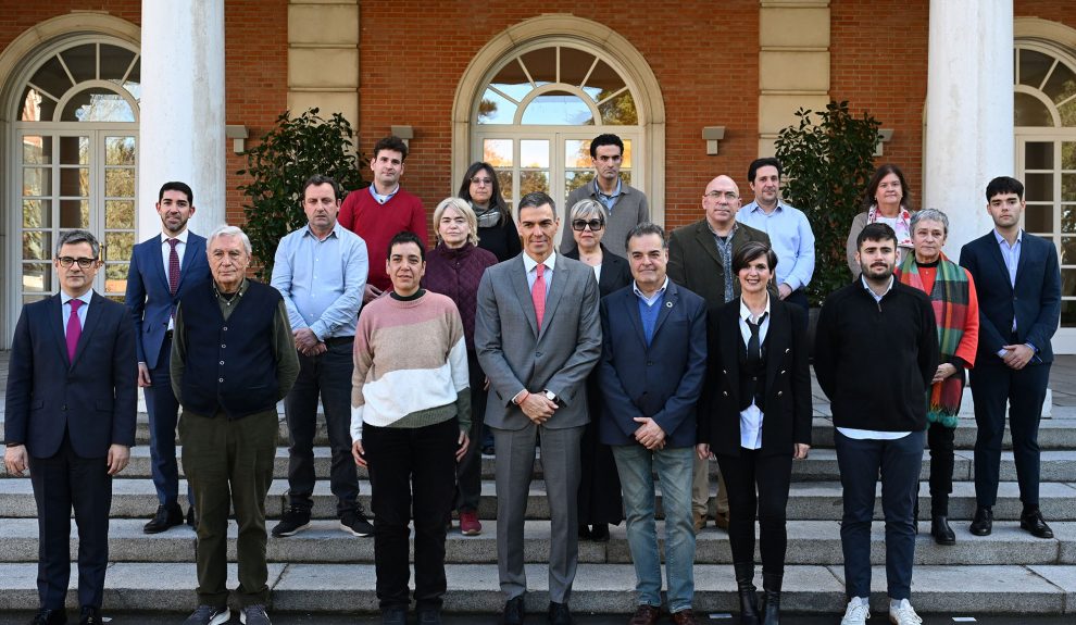 El presidente del Gobierno, Pedro Sánchez, junto a los representantes de asociaciones de víctimas de abusos sexuales en el ámbito de la Iglesia Católica | Foto: Moncloa - Borja Puig de la Bellacasa.