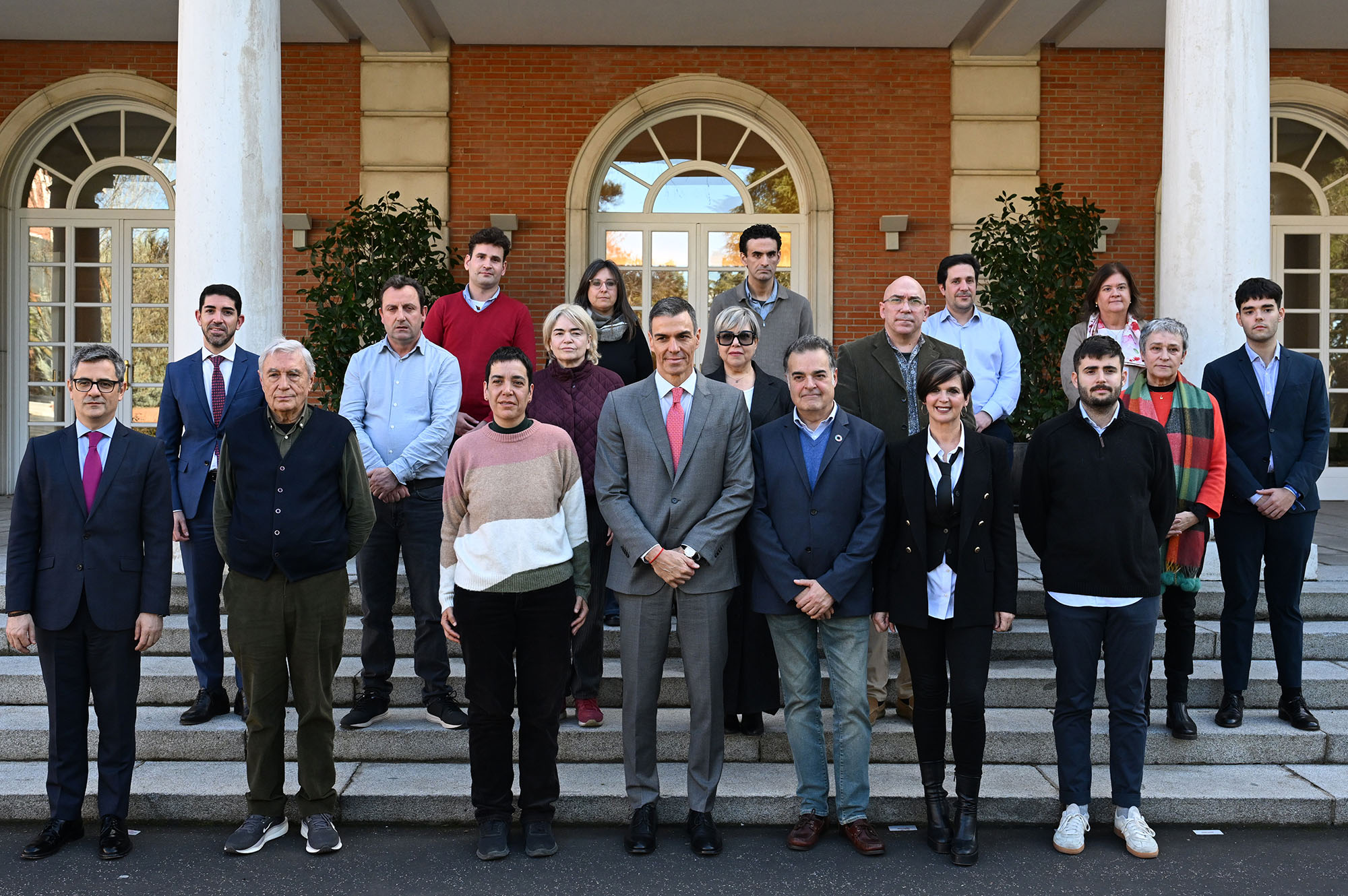 El presidente del Gobierno, Pedro Sánchez, junto a los representantes de asociaciones de víctimas de abusos sexuales en el ámbito de la Iglesia Católica | Foto: Moncloa - Borja Puig de la Bellacasa.