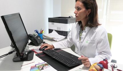Sara Bordes en su consulta en Hospitales Universitarios San Roque en Las Palmas | Foto; HUSR
