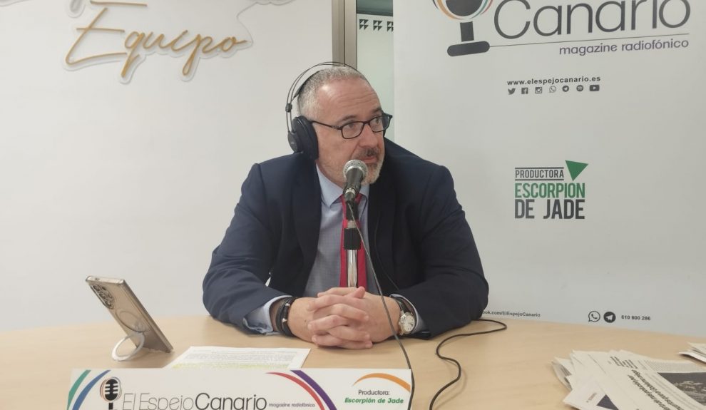 Sebastián Sansó en el set de El Espejo Canario en Hospitales Universitarios San Roque