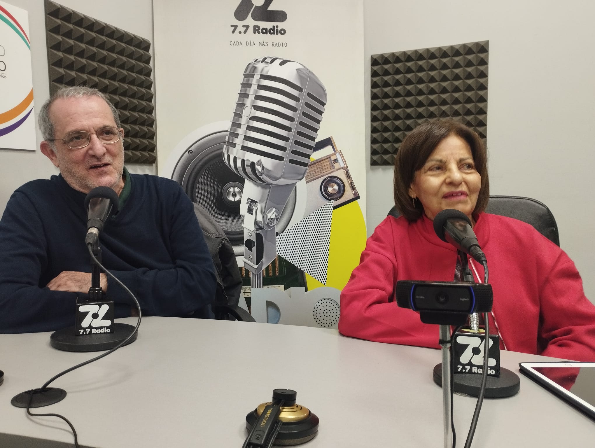 Rodolfo Espino y Estela Carmona Urdaneta en los estudios de El Espejo Canario
