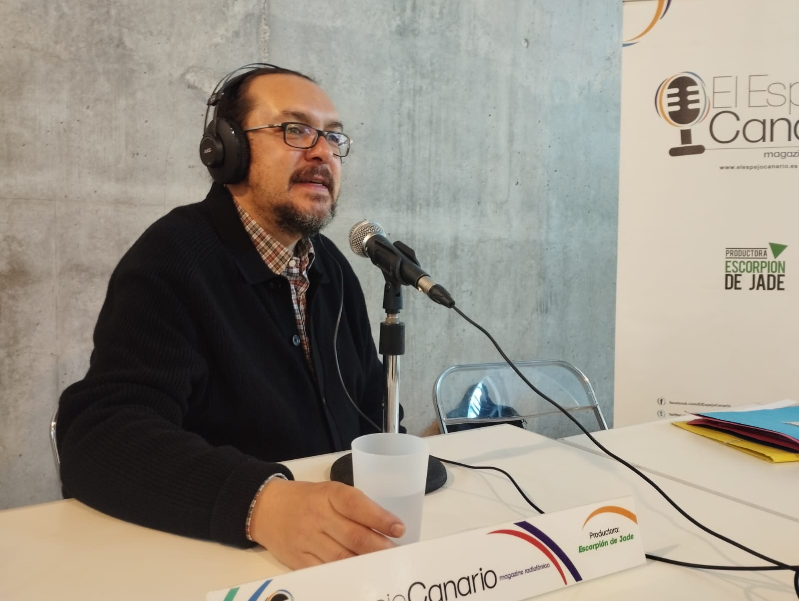 Sergio Rubira en el set de El EspejO Canario en el TEA Tenerife Espacio de las Artes