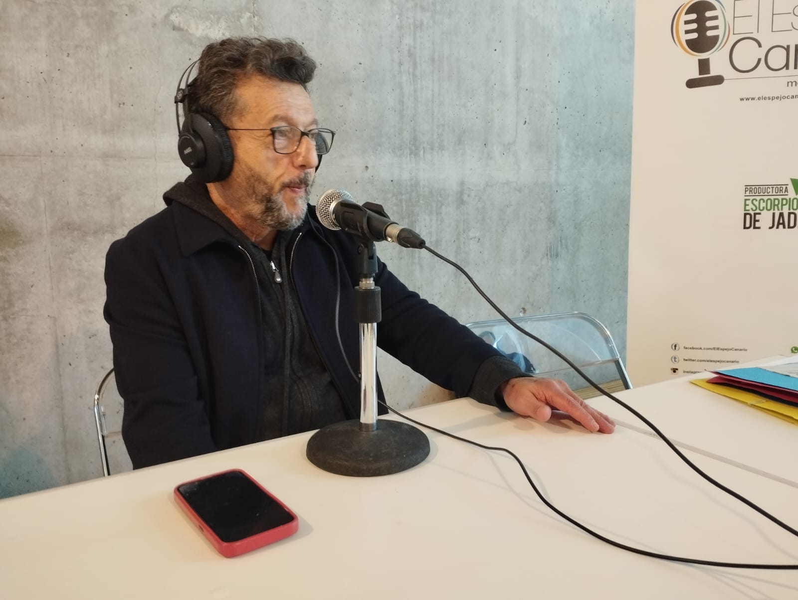 Octavio Zaya en el set de El Espejo Canario en el TEA Tenerife Espacio de las Artes
