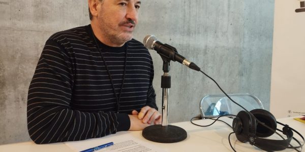 Emilio Ramal en el set de El Espejo Canario en el TEA Tenerife Espacio de las Artes