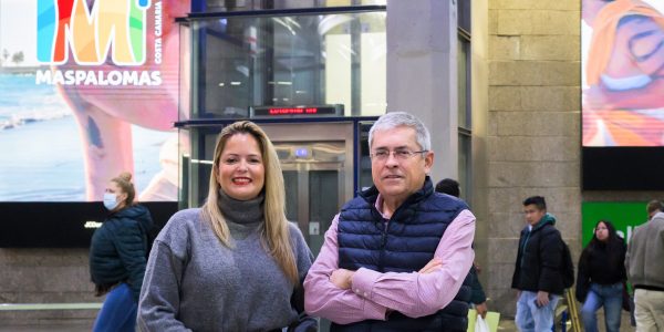 Yilenia Vega y Marco Aurelio Pérez con la imagen de la campaña de Maspalomas en Fitur al fondo | Foto: Ayuntamiento de San Bartolomé de Tirajana