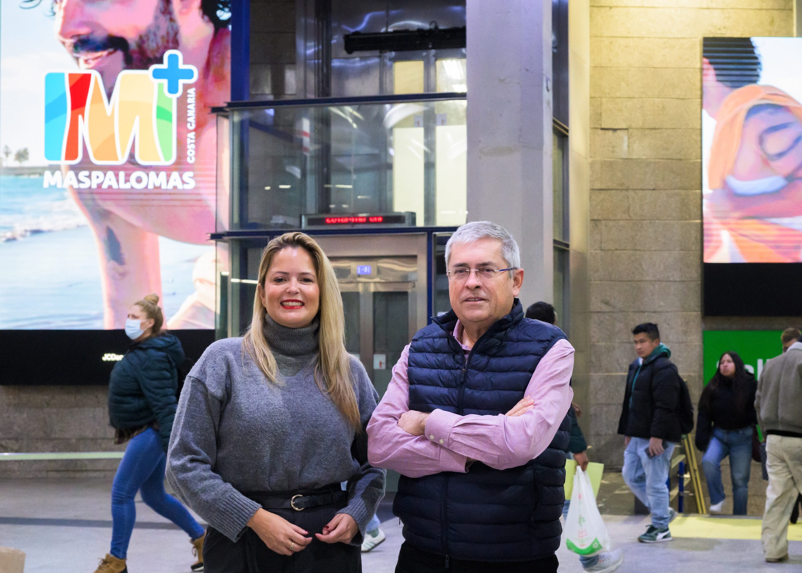 Yilenia Vega y Marco Aurelio Pérez con la imagen de la campaña de Maspalomas en Fitur al fondo | Foto: Ayuntamiento de San Bartolomé de Tirajana