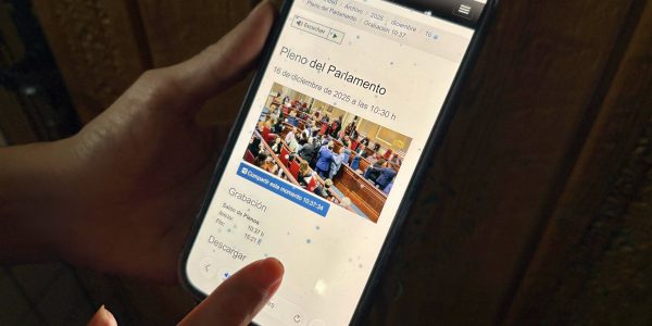Página web del Parlamento canario desde un terminal de teléfono móvil | Foto: Parcan