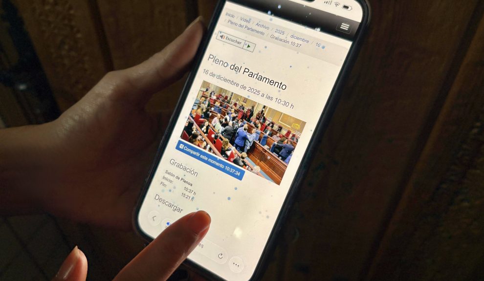 Página web del Parlamento canario desde un terminal de teléfono móvil | Foto: Parcan