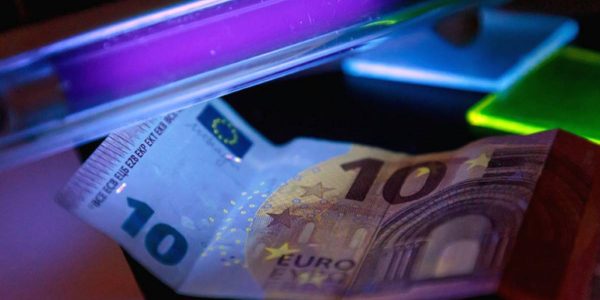 Billete al que se le ha aplicado esta tinta indetectable que reacciona a la luz y puede emplearse como herramienta contra las falsificaciones | Foto: Cedida por el equipo de investigación. - ULL