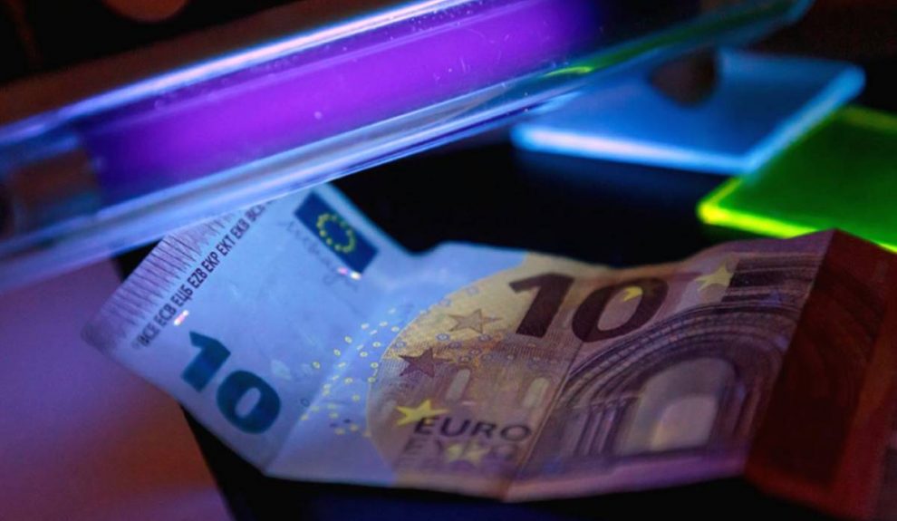 Billete al que se le ha aplicado esta tinta indetectable que reacciona a la luz y puede emplearse como herramienta contra las falsificaciones | Foto: Cedida por el equipo de investigación. - ULL
