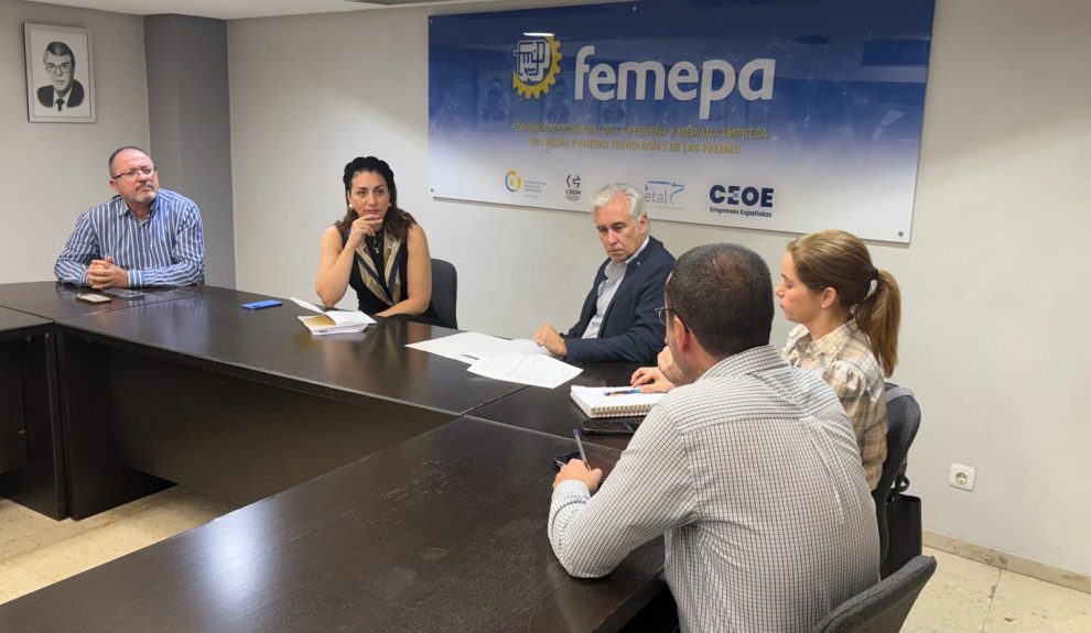 Vidina Cabrera en una reunión con miembros de Femepa | Foto: Coalición Canaria