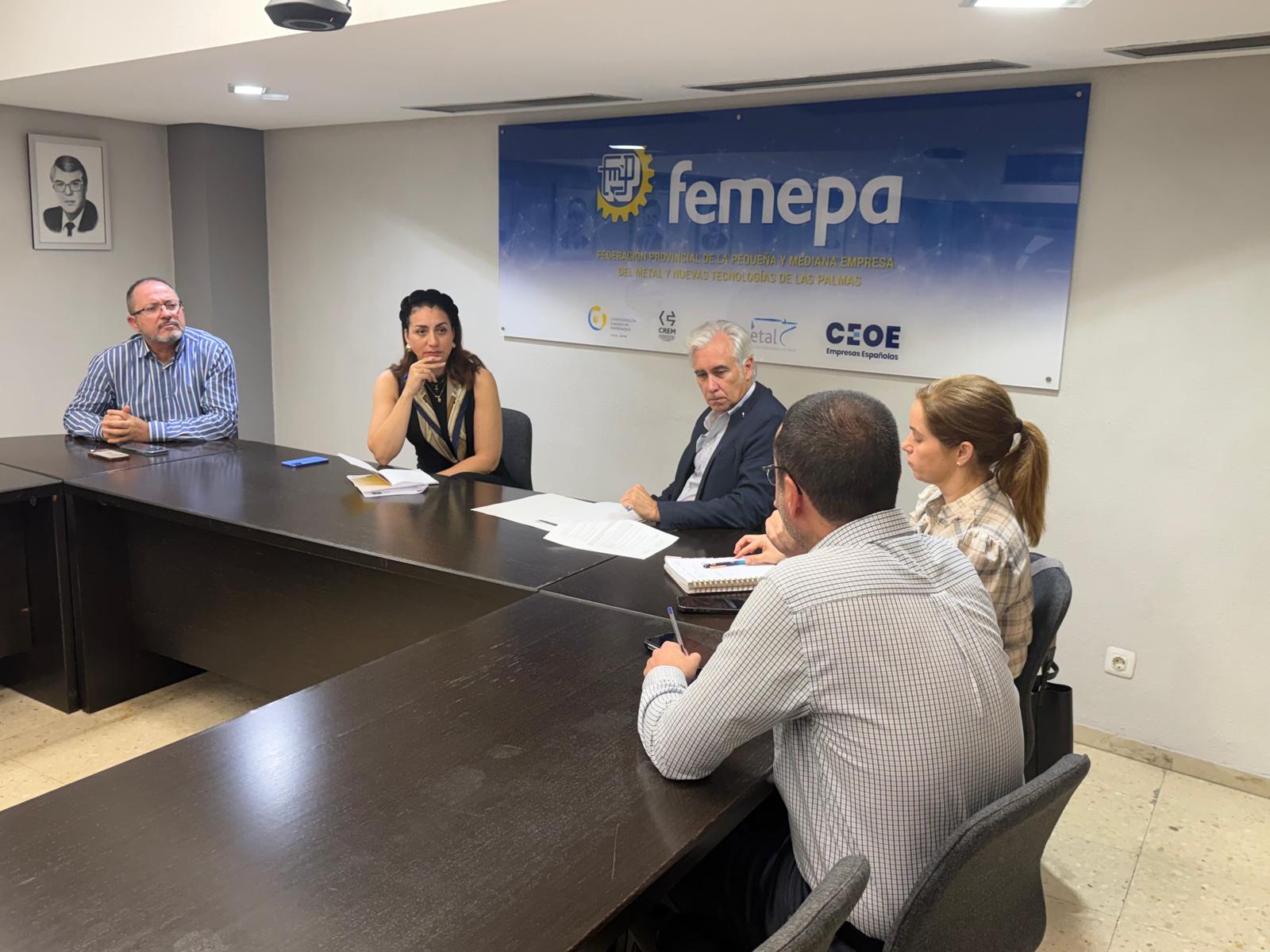Vidina Cabrera en una reunión con miembros de Femepa | Foto: Coalición Canaria