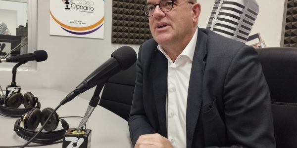 Anselmo Pestana en los estudios de El Espejo Canario