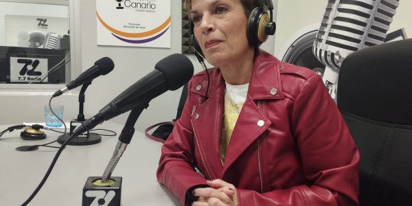 Elena Máñez en los estudios de El Espejo Canario