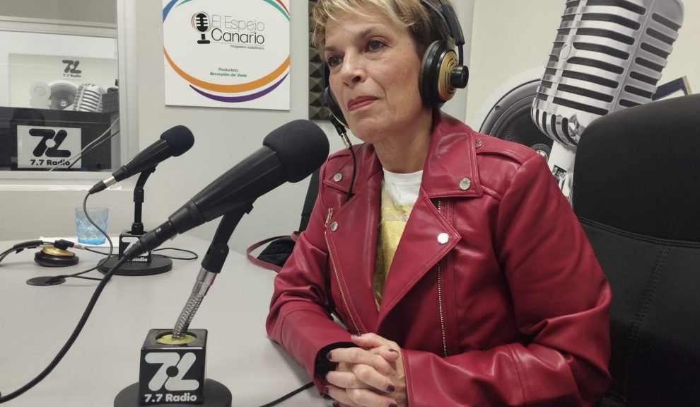 Elena Máñez en los estudios de El Espejo Canario