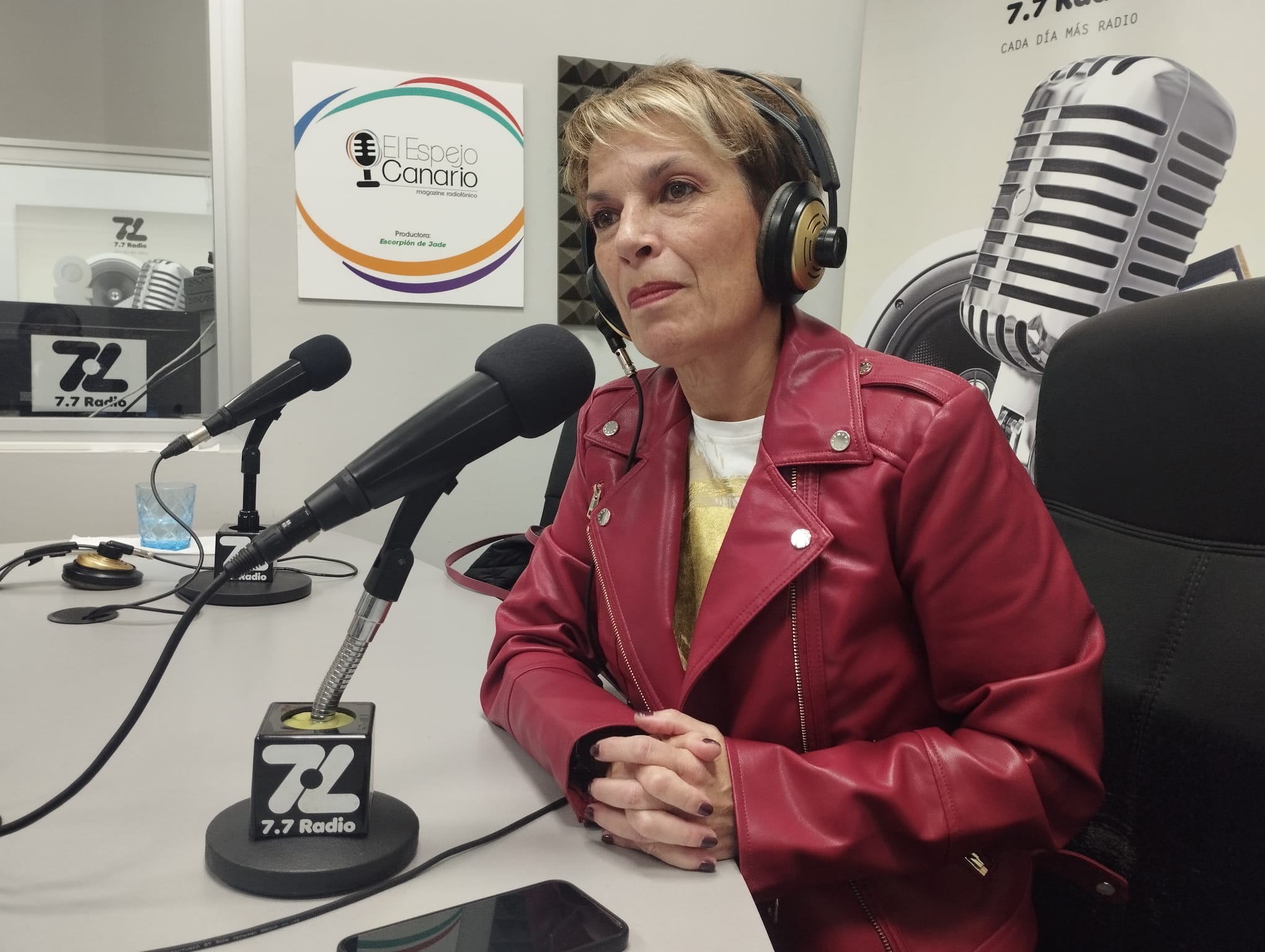 Elena Máñez en los estudios de El Espejo Canario