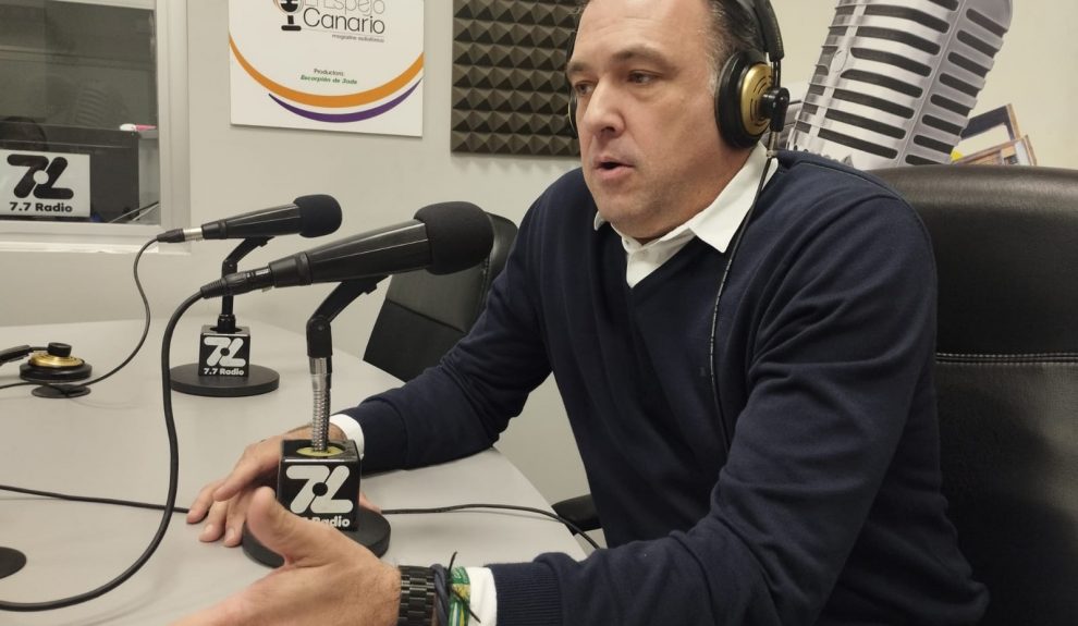 Carlos Ester en los estudios de El Espejo Canario