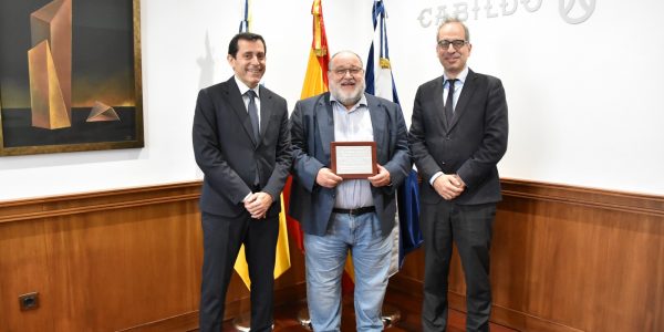 El comisionado para la reconstrucción de La Palma galardona a Nemesio Pérez y al equipo de Involcan por su labor frente al Tajogaite | Foto: Cabildo de Tenerife