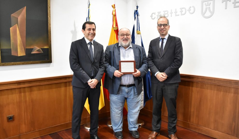 El comisionado para la reconstrucción de La Palma galardona a Nemesio Pérez y al equipo de Involcan por su labor frente al Tajogaite | Foto: Cabildo de Tenerife