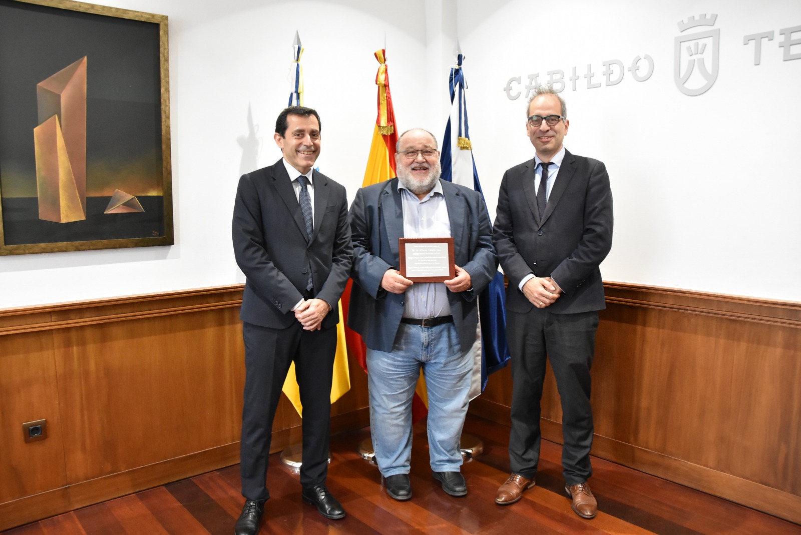 El comisionado para la reconstrucción de La Palma galardona a Nemesio Pérez y al equipo de Involcan por su labor frente al Tajogaite | Foto: Cabildo de Tenerife