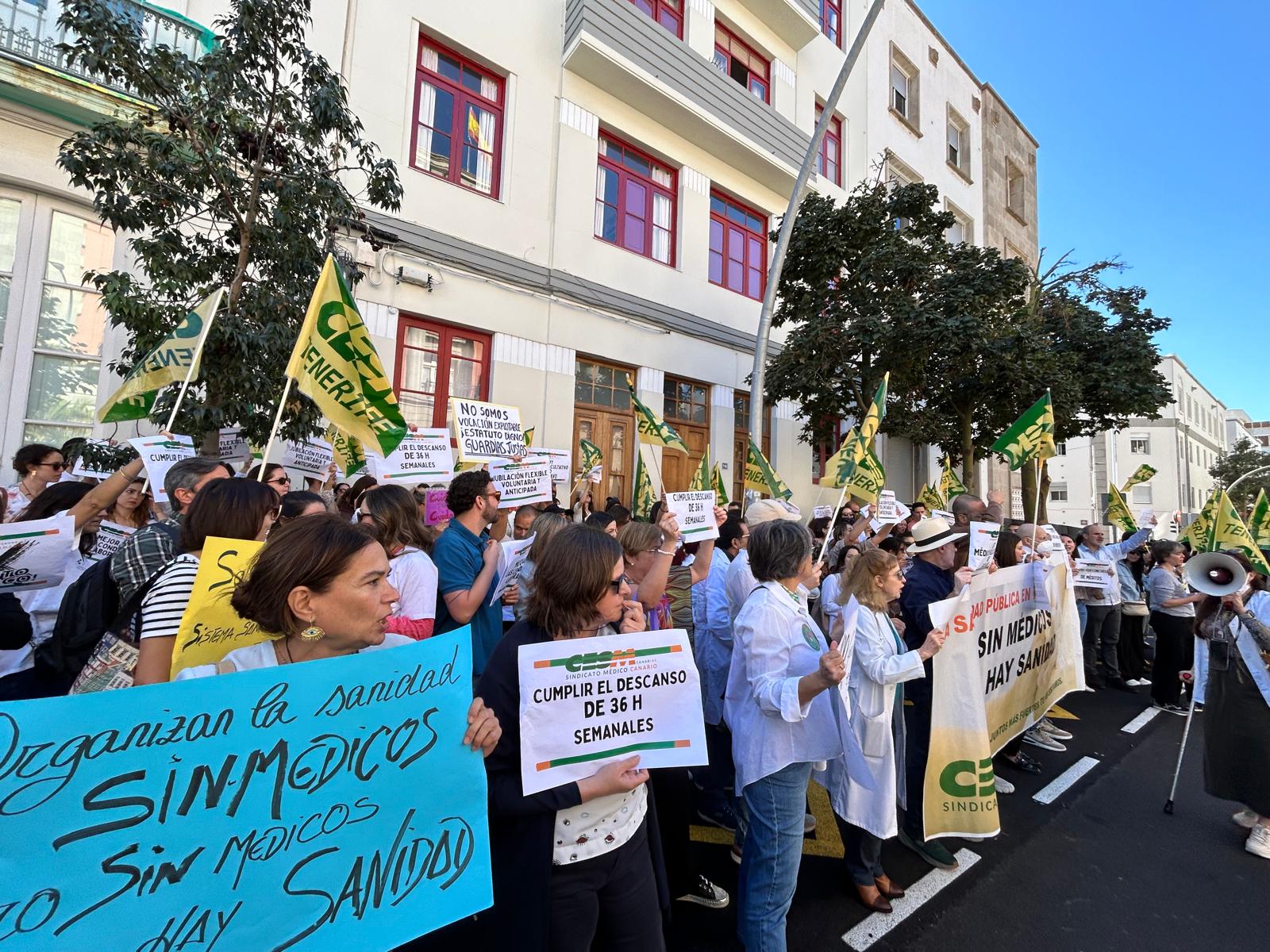 El Colegio de Médicos de Santa Cruz de Tenerife presente en la huelga por un estatuto propio | Foto Colegio de Médicos de Santa Cruz de Tenerife