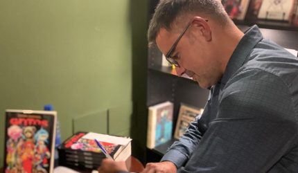 Javier Chavanel en una firma de libros | Foto: El Espejo Canario