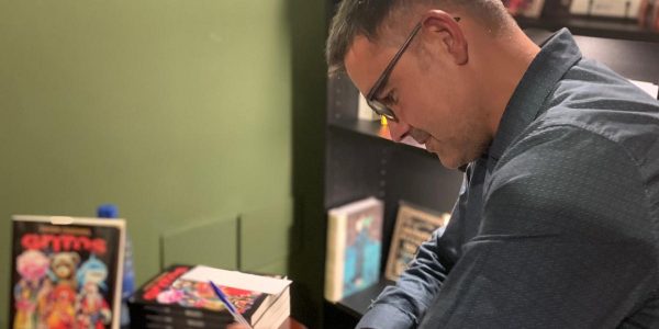 Javier Chavanel en una firma de libros | Foto: El Espejo Canario