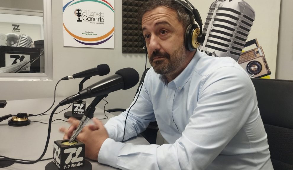 Juan Antonio Peña en los estudios de El Espejo Canario