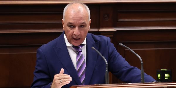 Luis Campos durante su intervención parlamentaria | Foto: Parlamento de Canarias