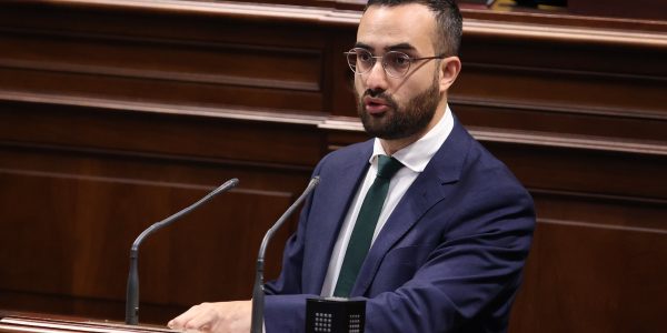 Raúl Acosta en un momento de su intervención | Foto: Parlamento de Canarias