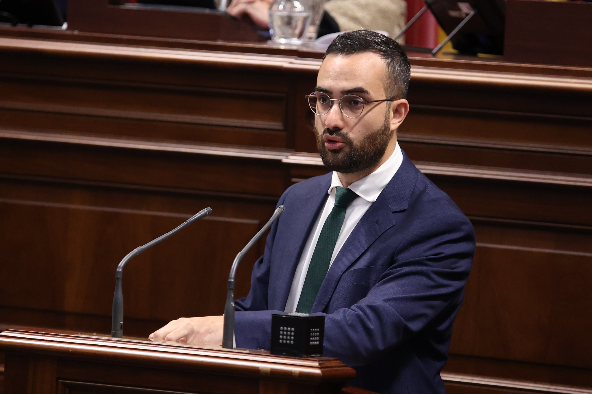 Raúl Acosta en un momento de su intervención | Foto: Parlamento de Canarias