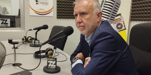 Ángel Víctor Torres en los estudios de El Espejo Canario